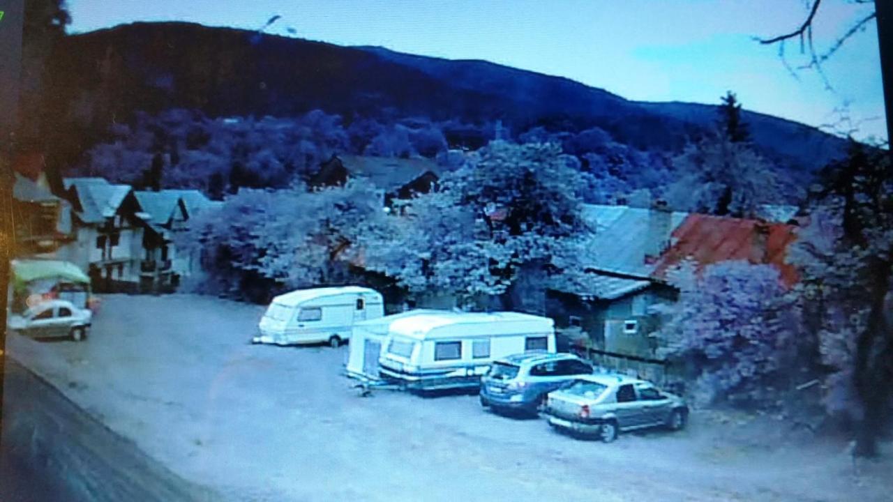 camping aviator, numai TEREN, campare pentru rulote autorulote PERSONALE, Buşteni Exterior foto
