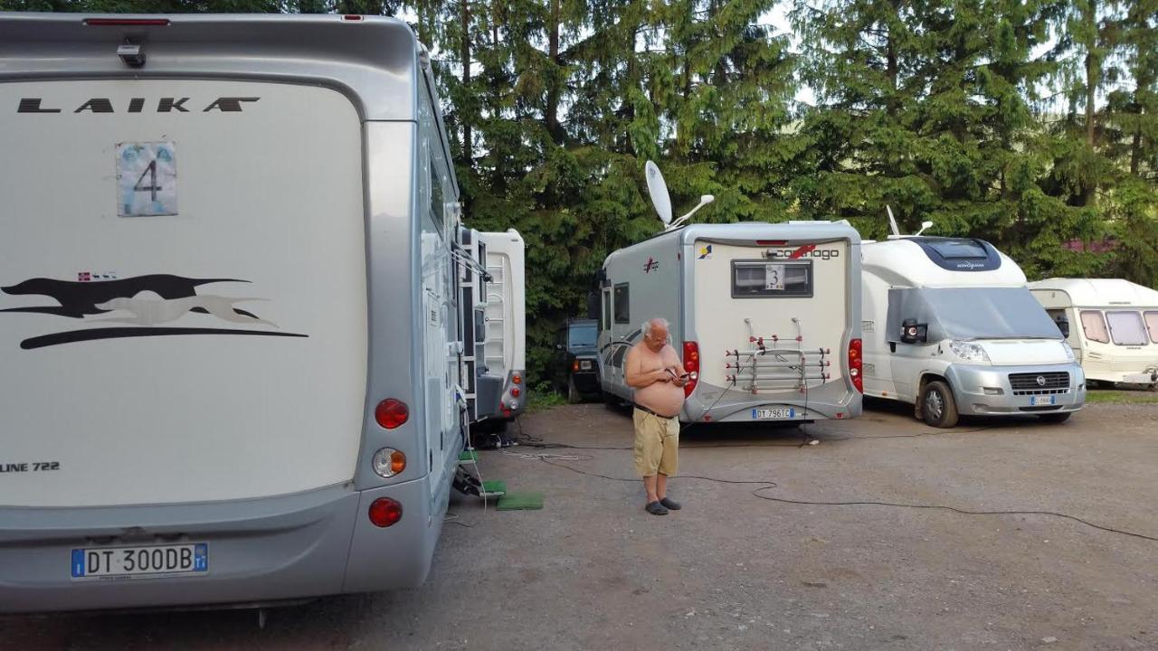 camping aviator, numai TEREN, campare pentru rulote autorulote PERSONALE, Buşteni Exterior foto